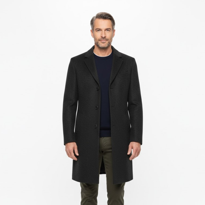 Mann trägt den dunklen Mantel offen über dunkelblauem Pullover und olivgrüner Hose, Vorderansicht 2