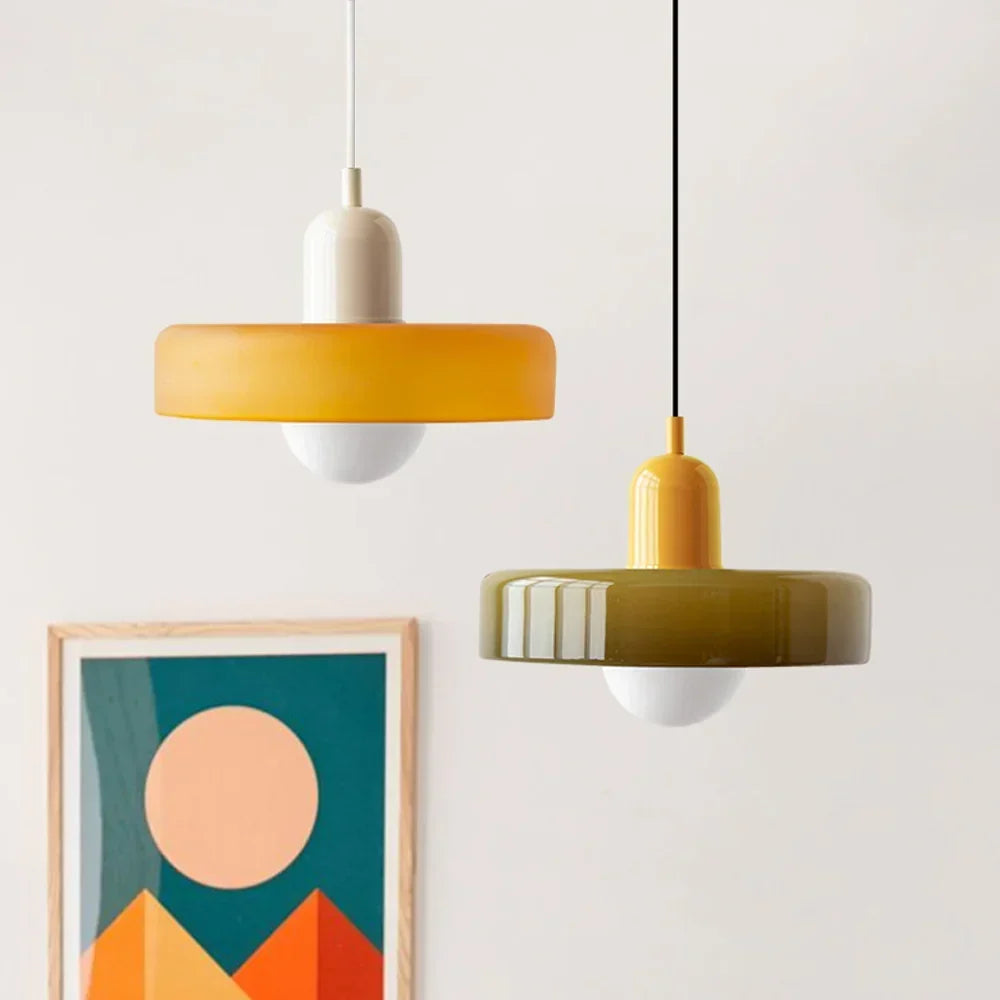 Bauhaus Buntglas-Pendelleuchte mit orangegelbem und olivgrünem Schirm nebeneinander, detail