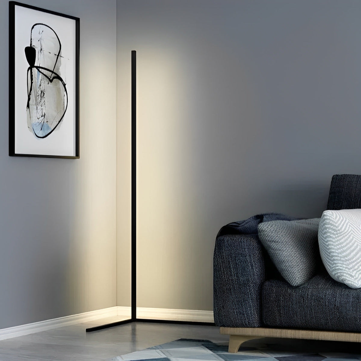 Schwarze Eck-Stehlampe mit weichem Licht neben einem dunkelblauen Sofa und einem gerahmten Gemälde 5