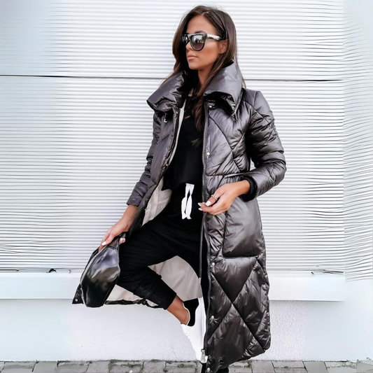 Elora lange schwarze Steppjacke mit Rautenmuster und hohem Kragen