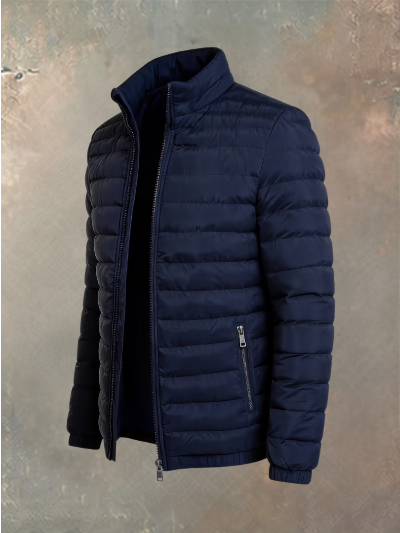 Dunkelblaue Steppjacke mit Stehkragen und Seitentaschen, offen und leicht schräg von der Seite gezeigt 2