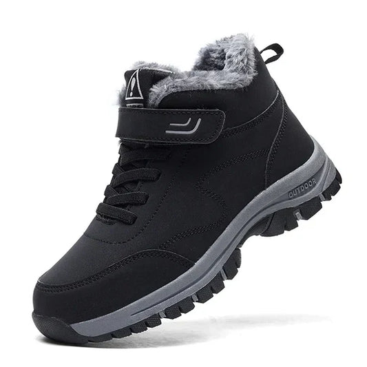 Schwarzer Winterstiefel mit grauem Fellfutter, Klettverschluss und Schnürung, schräg von der Seite vor weißem Hintergrund 1