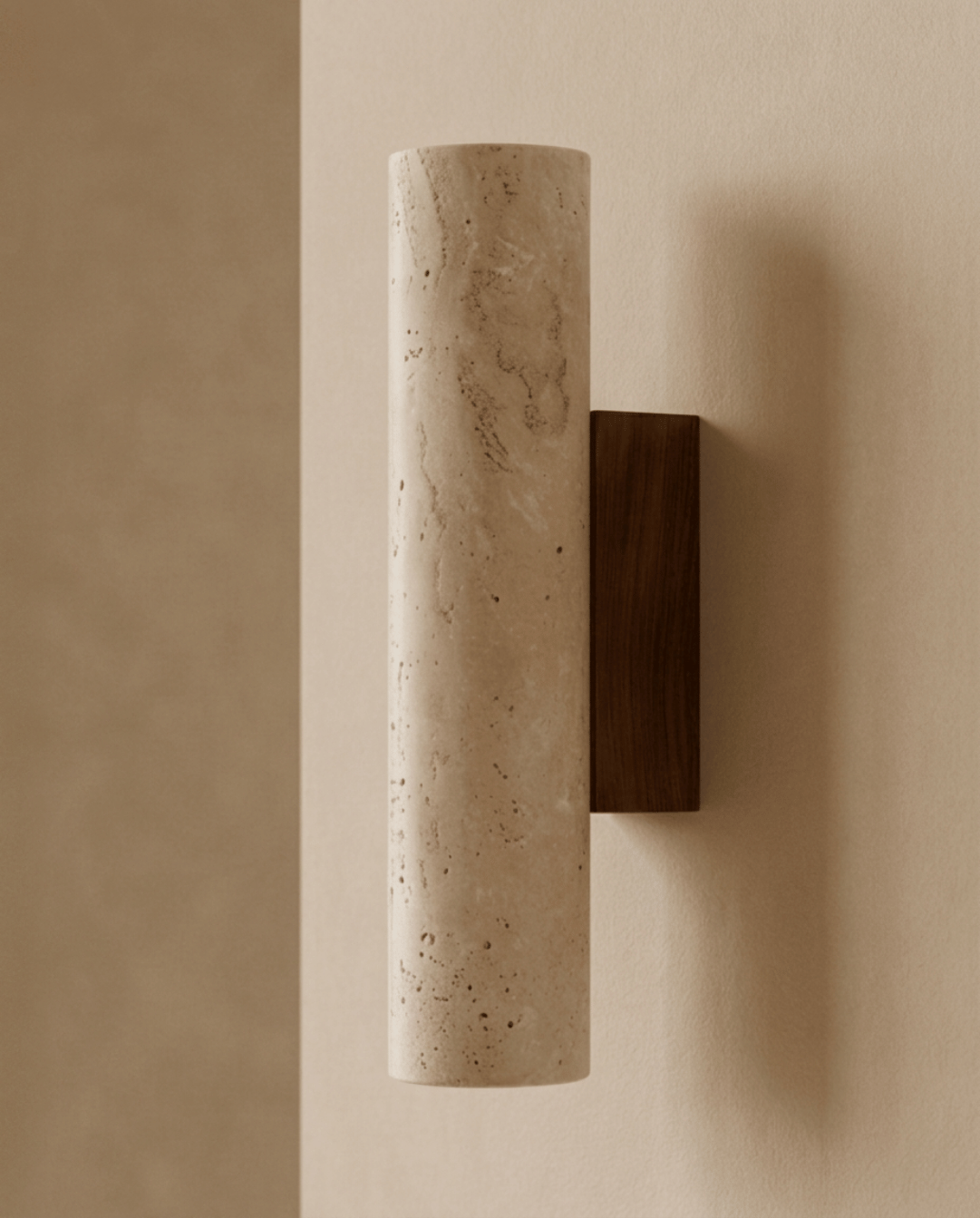 Seitenansicht der zylindrischen Travertin-Wandlampe mit schmaler Halterung aus dunklem Holz an einer beigen Wand 1