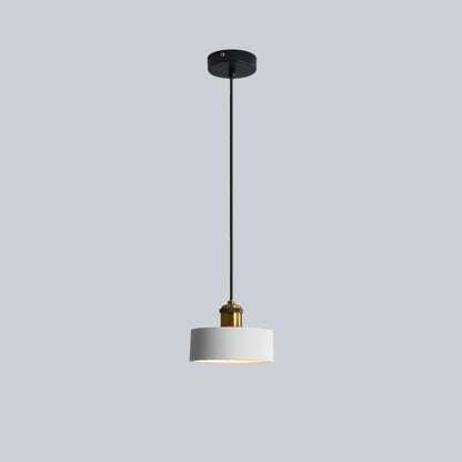 Moderne Hängelampe, schwarz-gold, rund, minimalistisch, für Wohnzimmer oder Esszimmer.