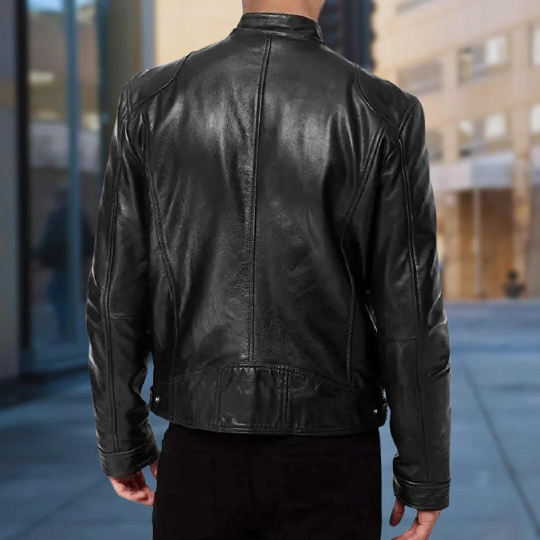 Mann in schwarzer Herren-Lederjacke von hinten mit Ziernähten am Rücken und Bündchen auf einer Straße in der Stadt