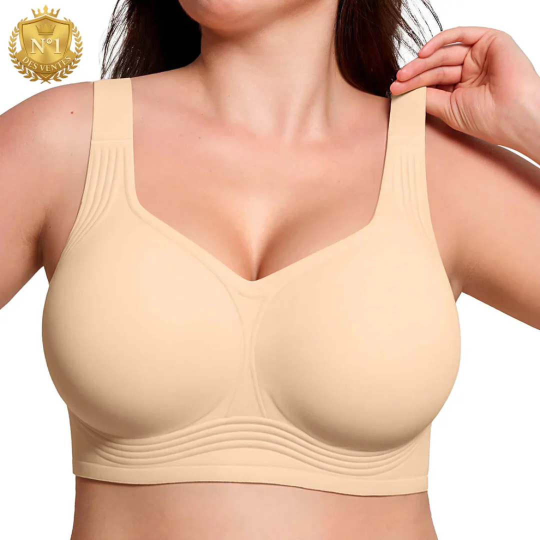 Frontansicht des beigen BHs an einem Model, das einen breiten Träger mit der Hand anhebt 1