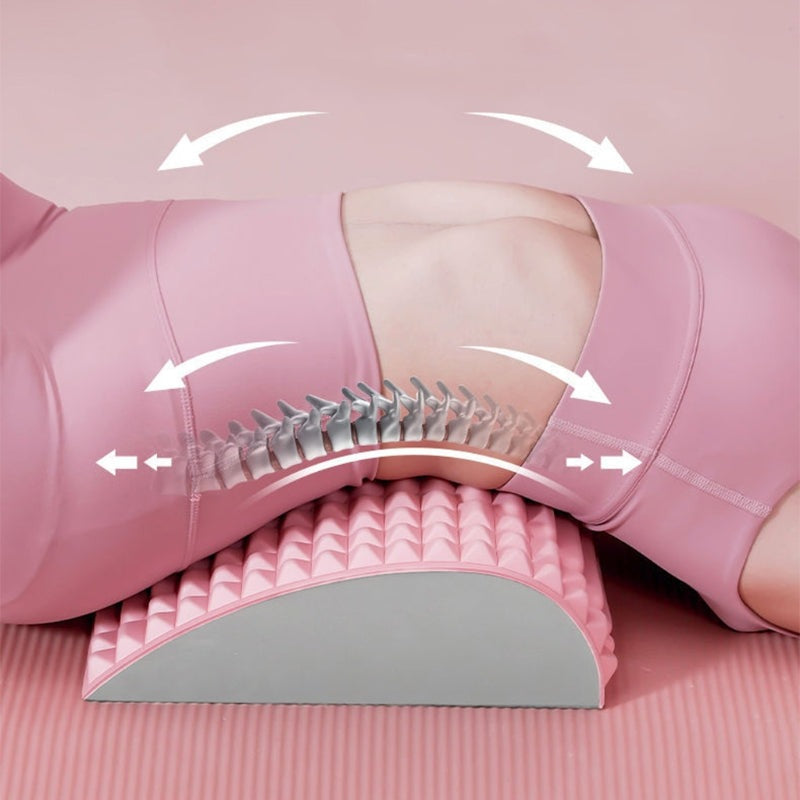 Frau auf rosa Yogamatte mit rosa Rückendehner, Wirbelsäulenunterstützung, Fitnessgerät.