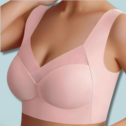 Vorderansicht des rosa BHs am Model mit nahtlosen Cups, breiten Trägern und feinem Netzeinsatz im V-Ausschnitt. 3