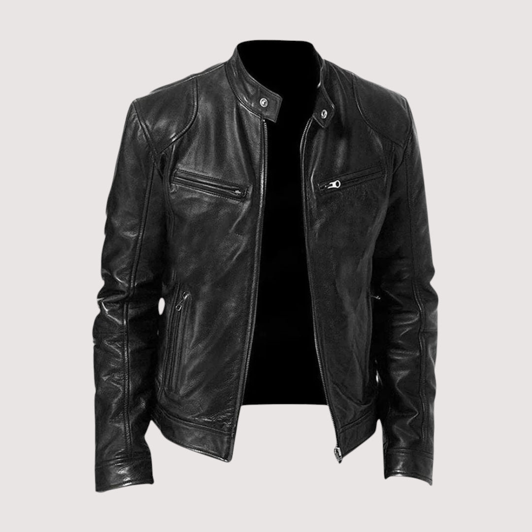 Schwarze Lederjacke mit Stehkragen und Reißverschlusstaschen von vorn, offen auf neutralem Hintergrund 2