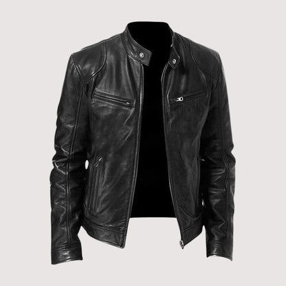 Schwarze Lederjacke mit Stehkragen und Reißverschlusstaschen von vorn, offen auf neutralem Hintergrund 2