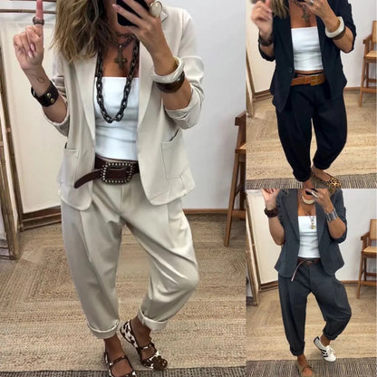 Anzug-Set mit Reverskragen in Beige, Schwarz und Dunkelgrau, Collage mit drei Ansichten.