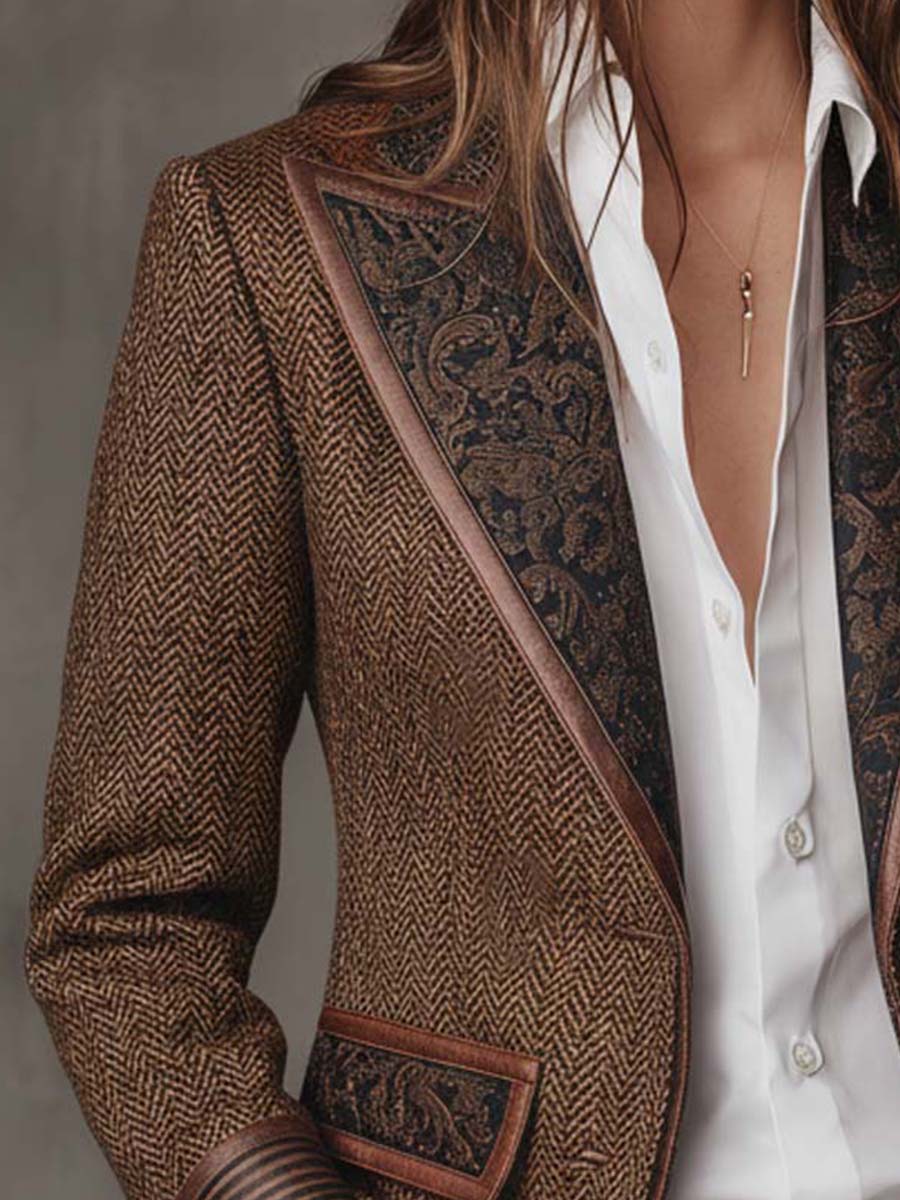 Detailaufnahme von Revers mit Paisley-Muster, Lederkante und Taschenklappe über weißer Bluse 5