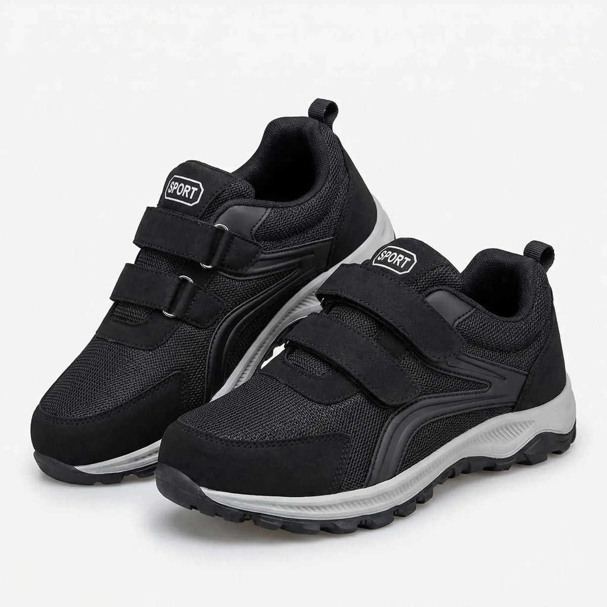 Paar schwarze Schuhe mit zwei Klettriemen und heller Sohle, schräg von vorne auf weißem Hintergrund 5