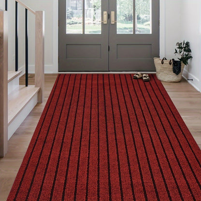 Roter gestreifter Teppichläufer im Flur, moderne Inneneinrichtung, Holzboden, Eingangstür.