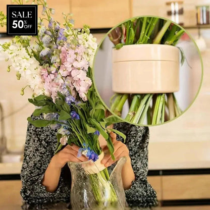 Beigefarbener Blumenstecker-Vaseneinsatz mit Strauß und Glasvase