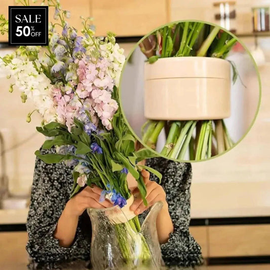 Beigefarbener Blumenstecker-Vaseneinsatz mit Strauß und Glasvase