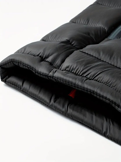 Schwarze Daunenjacke, gesteppt, warm, Wintermode, isoliert, Nahaufnahme, hochwertig.