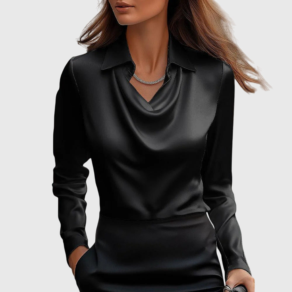 Damen Satin-Bluse in Schwarz mit Wasserfallausschnitt und Kragen zu schwarzem Rock und schlichter Strasskette.