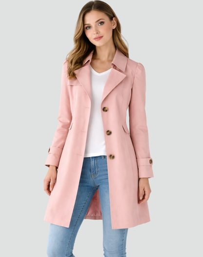 Rosaer Damen-Trenchcoat mit klassischem Revers und gemusterten Knöpfen, offen getragen