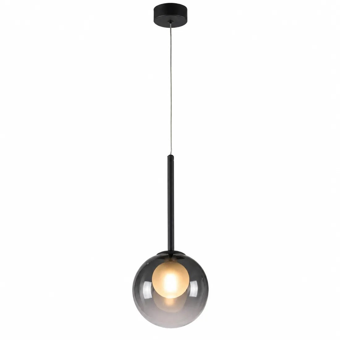 Rauchgraue Glaskugel-Pendelleuchte mit schwarzer Stange und Baldachin, leuchtet warm, freigestellt auf weißem Hintergrund 8