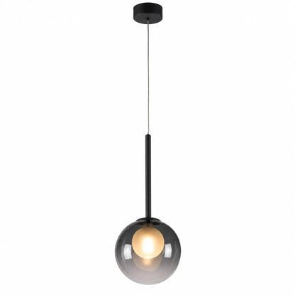 Rauchgraue Glaskugel-Pendelleuchte mit schwarzer Stange und Baldachin, leuchtet warm, freigestellt auf weißem Hintergrund 8