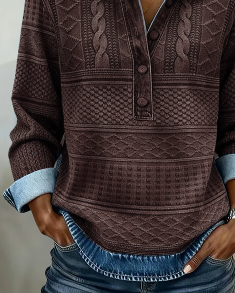 Detail vom braunen Damen-Sweatshirt mit Jeanseinsatz, Knopfleiste und umgeschlagenen Ärmeln