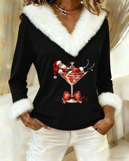 Schwarzes Oberteil mit weißem Plüschkragen und Santa-im-Cocktailglas-Druck, am Model in Frontansicht 3