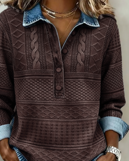 Detail vom braunen Damen-Sweatshirt mit Jeanskragen, Knopfleiste und Zopfmuster