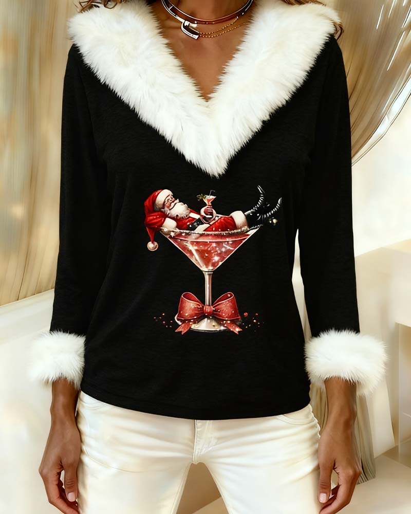 Nahaufnahme des schwarzen Oberteils mit flauschigem weißem Kragen und detailreichem Santa-im-Cocktailglas-Druck 9