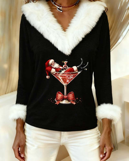 Nahaufnahme des schwarzen Oberteils mit flauschigem weißem Kragen und detailreichem Santa-im-Cocktailglas-Druck 9