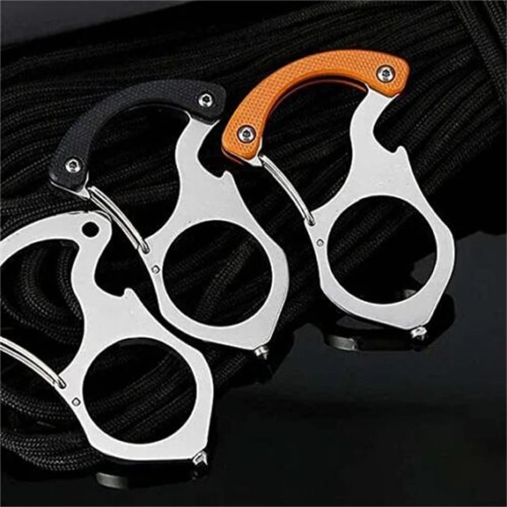 Drei Edelstahl-Karabiner mit Fingerloch nebeneinander auf schwarzem Seil, zwei mit schwarzem und orangefarbenem Griffstück, einer ohne Griffstück. 3