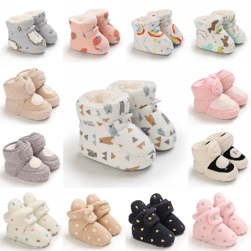 Verschiedene bunte Baby-Winterstiefel mit warmem Futter und rutschfester Sohle.