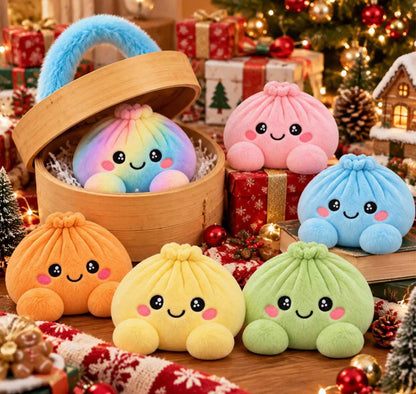 Sechs bunte Plüschknödel mit Gesicht, einer im Bambuskorb, vor weihnachtlicher Dekoration mit Geschenken und Lichterkette 21
