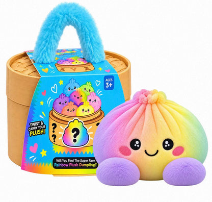 Regenbogenfarbener Plüschknödel mit lila Füßchen neben der Geschenkbox mit blauem Plüschgriff 11
