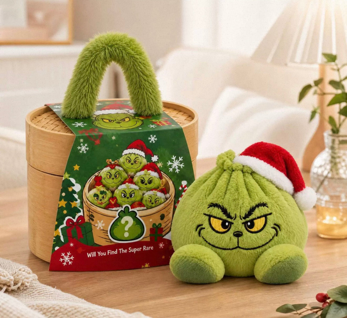 Grüner Plüschknödel mit Weihnachtsmütze und grimmigem Blick neben der grünen Geschenkbox auf einem Holztisch 20