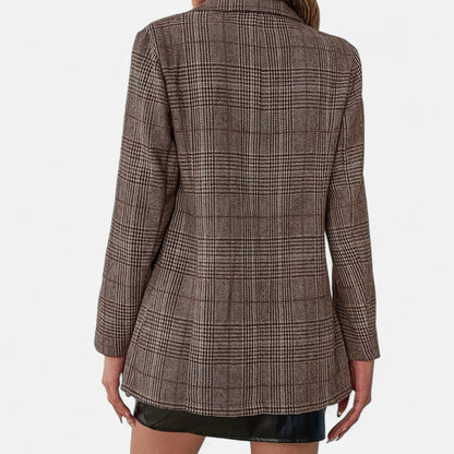 Braun karierter Blazer in Rückansicht mit taillierter Passform.