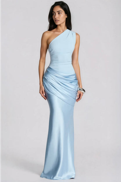 Hellblaues One-Shoulder-Kleid mit gerafftem Satinrock, von einer Frau mit Armreif in der Ganzkörperansicht von vorn getragen. 1