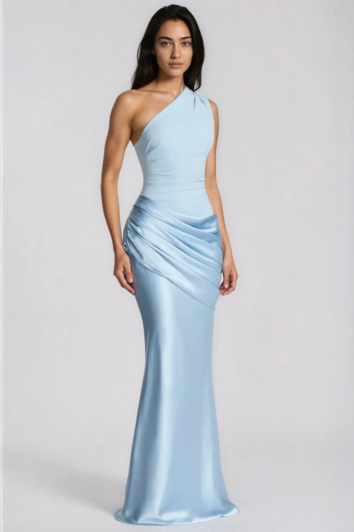 Hellblaues Maxikleid mit asymmetrischem Ausschnitt in der Ganzkörperansicht, leicht seitlich aufgenommen, mit glänzendem Satinrock. 3