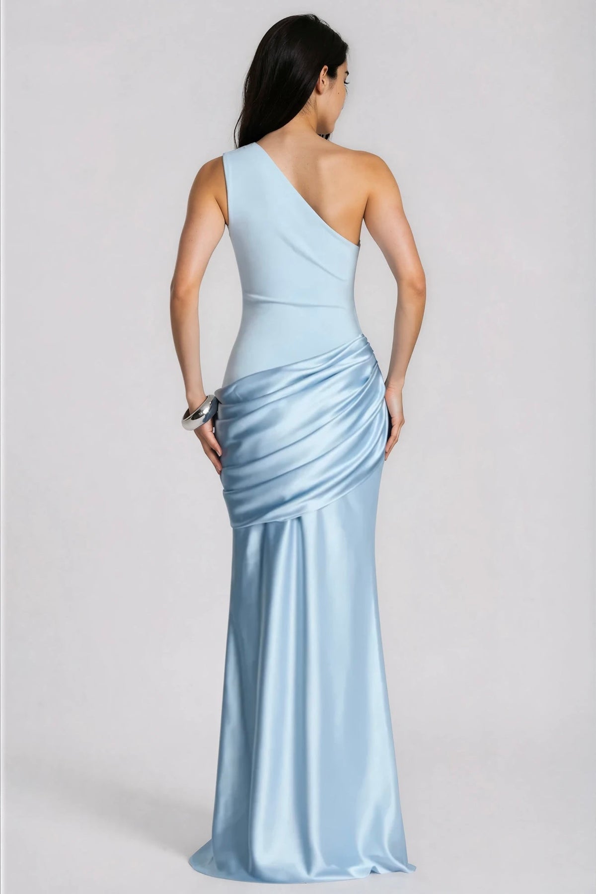 Rückansicht des hellblauen One-Shoulder-Kleids mit schräg verlaufendem Rückenausschnitt und gerafftem Satin an der Hüfte. 4