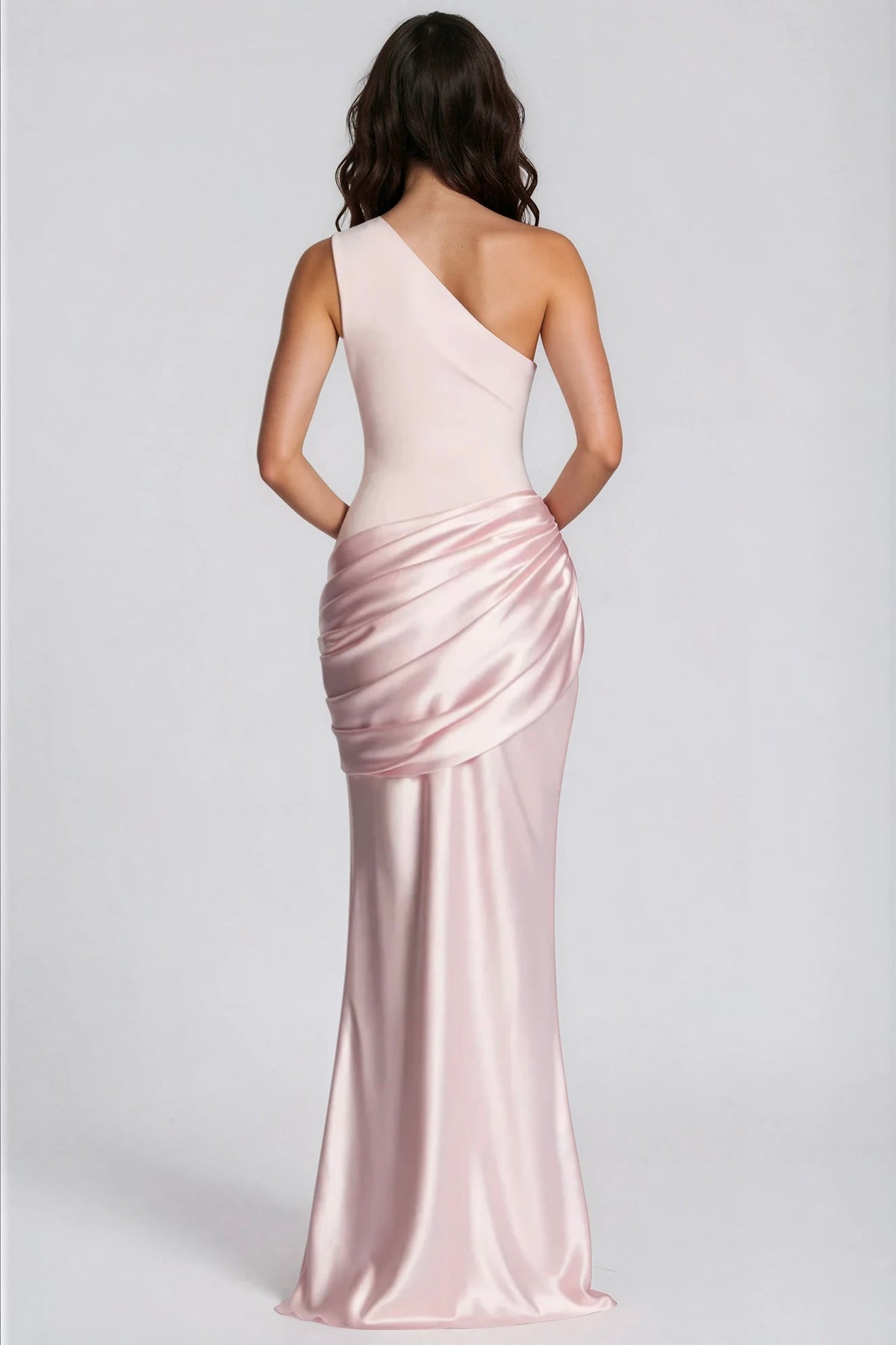 Rückansicht des rosa Kleids mit asymmetrischem Träger, glattem Rücken und weich fallender Satindrapierung an der Hüfte. 31