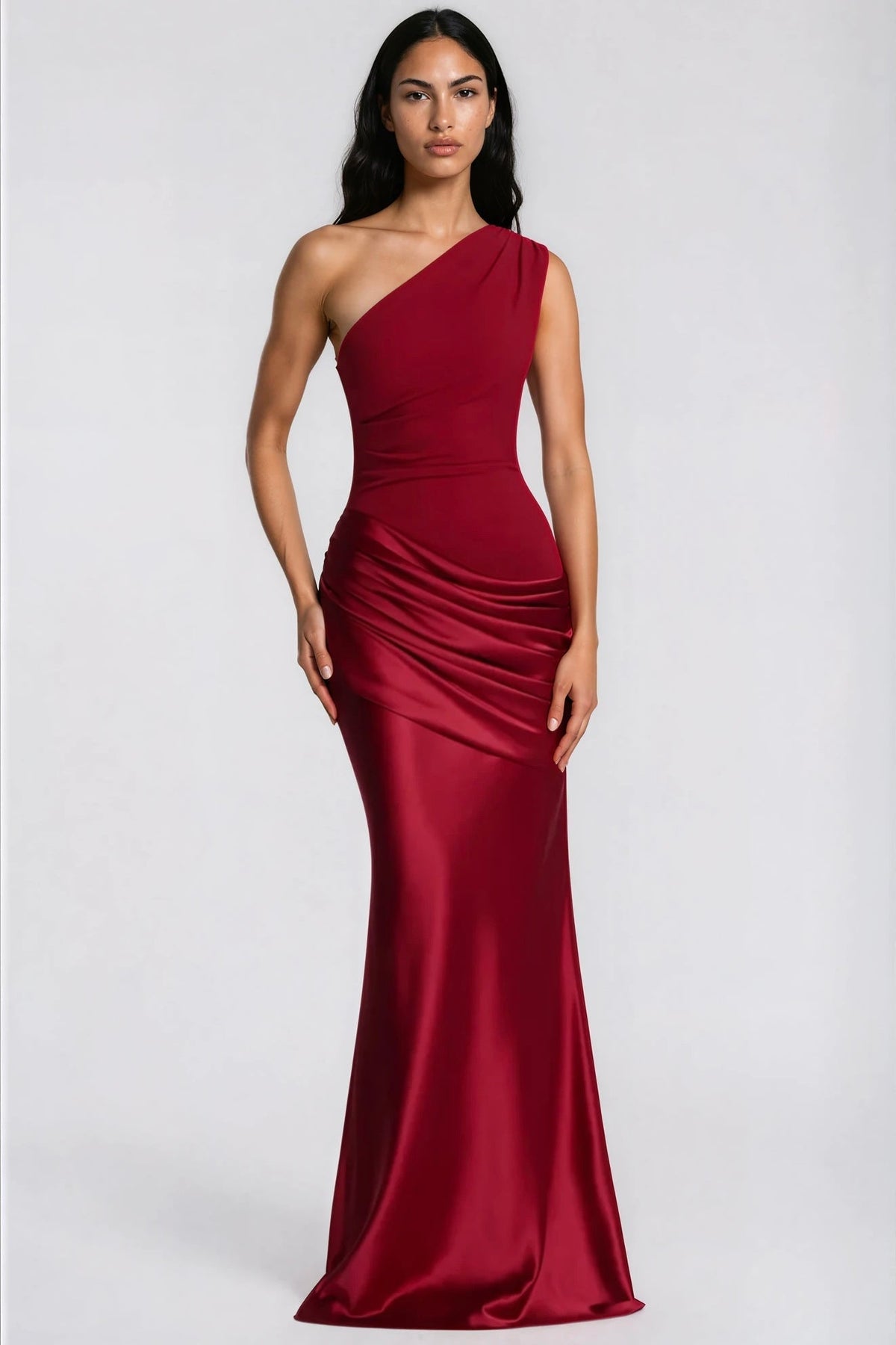 Weinrotes Einschulterkleid frontal getragen, Oberteil mit feinen Falten, glänzende Satindrapierung an der Hüfte und eng anliegender Rock. 34