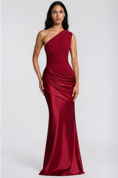 Weinrotes Einschulterkleid frontal getragen, Oberteil mit feinen Falten, glänzende Satindrapierung an der Hüfte und eng anliegender Rock. 34