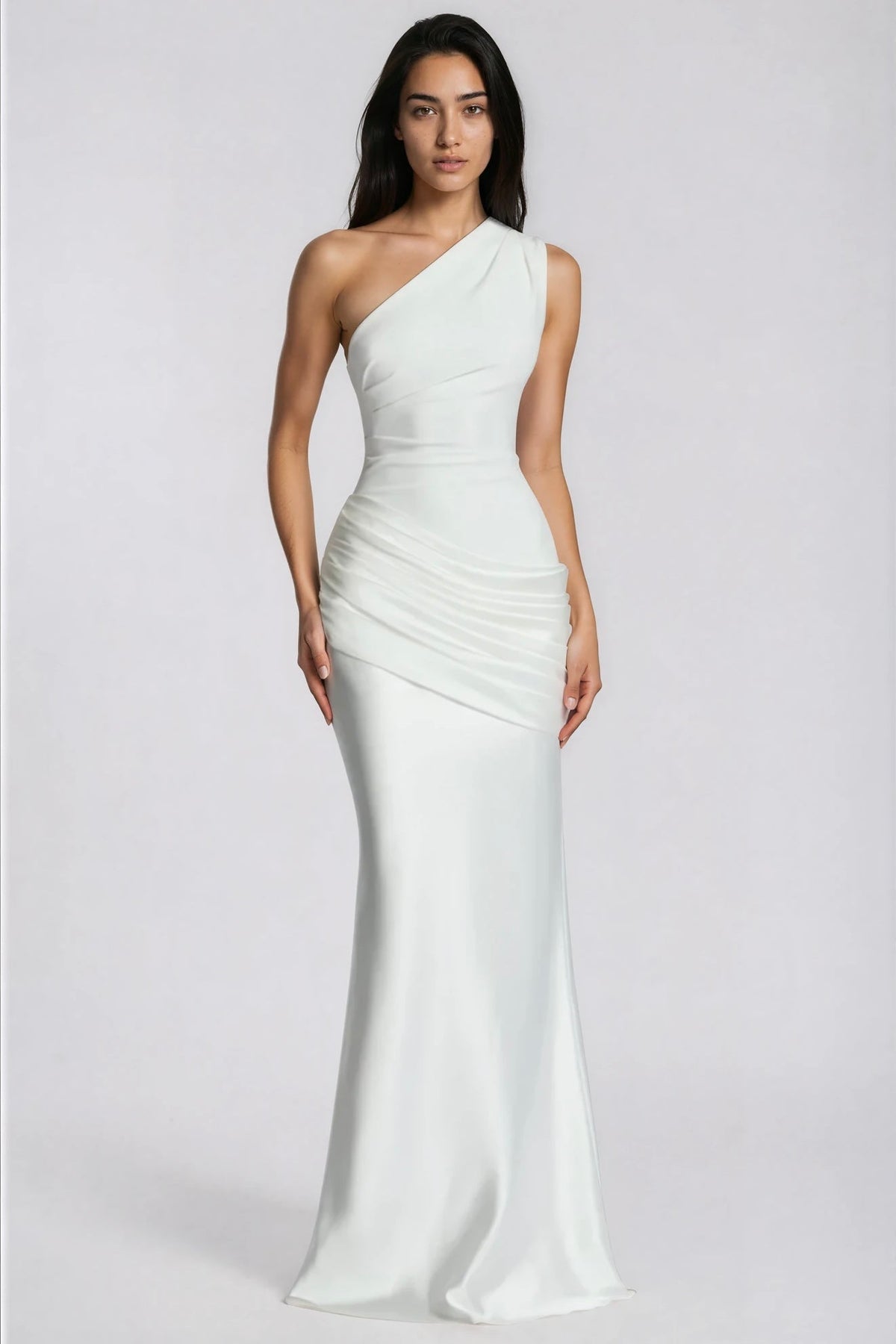Weißes bzw. cremefarbenes One-Shoulder-Kleid mit gerafftem Satinrock in der Ganzkörperansicht von vorn. 5