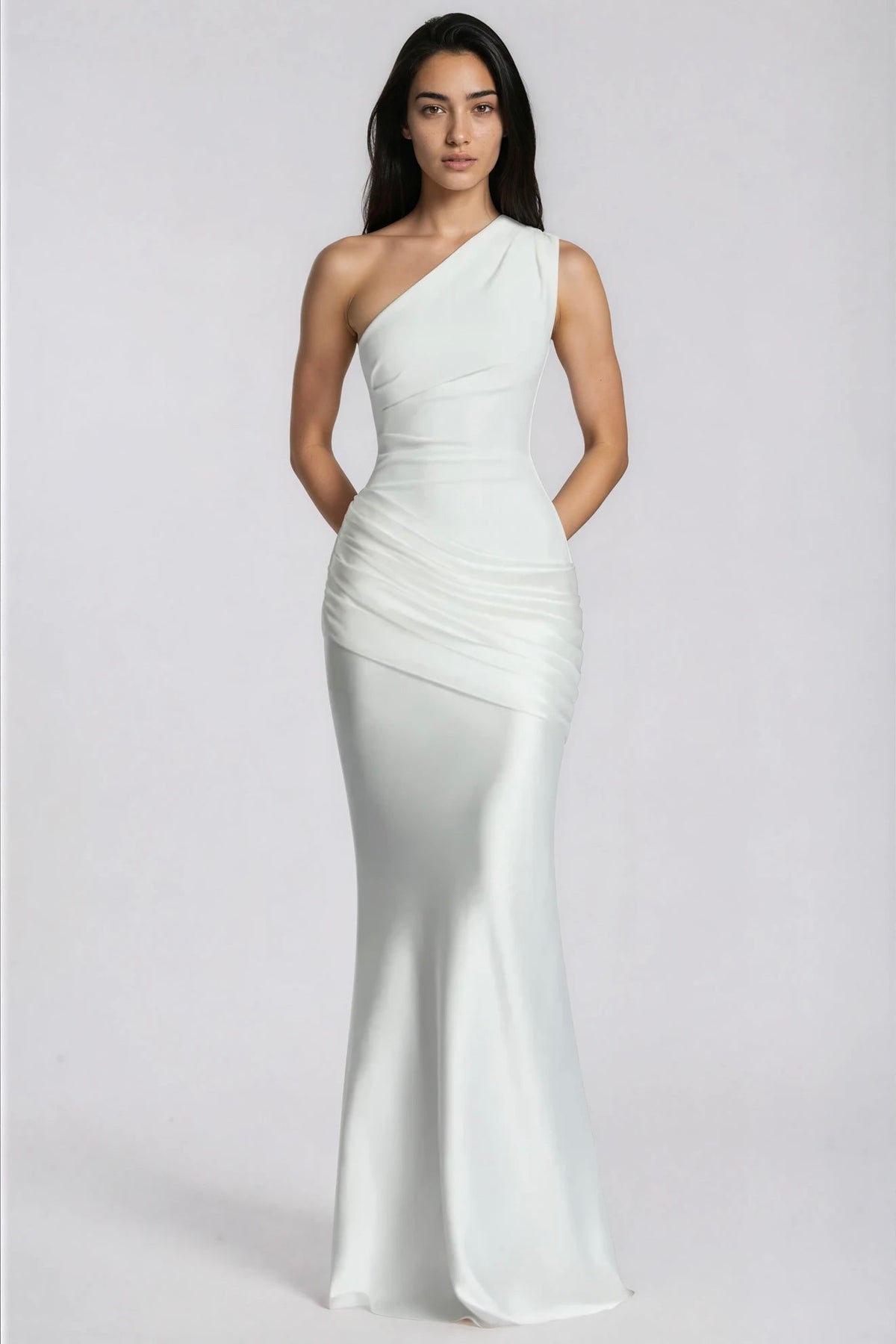 Weißes One-Shoulder-Kleid mit Raffung an der Taille, Frontalansicht mit hinter dem Rücken gehaltenen Händen. 12