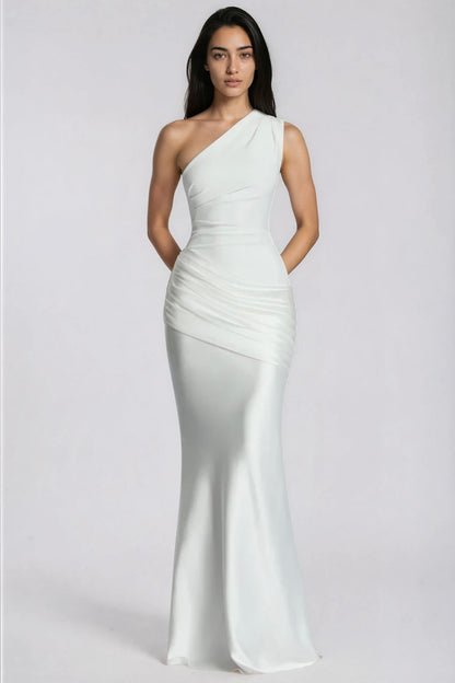 Weißes One-Shoulder-Kleid mit Raffung an der Taille, Frontalansicht mit hinter dem Rücken gehaltenen Händen. 12