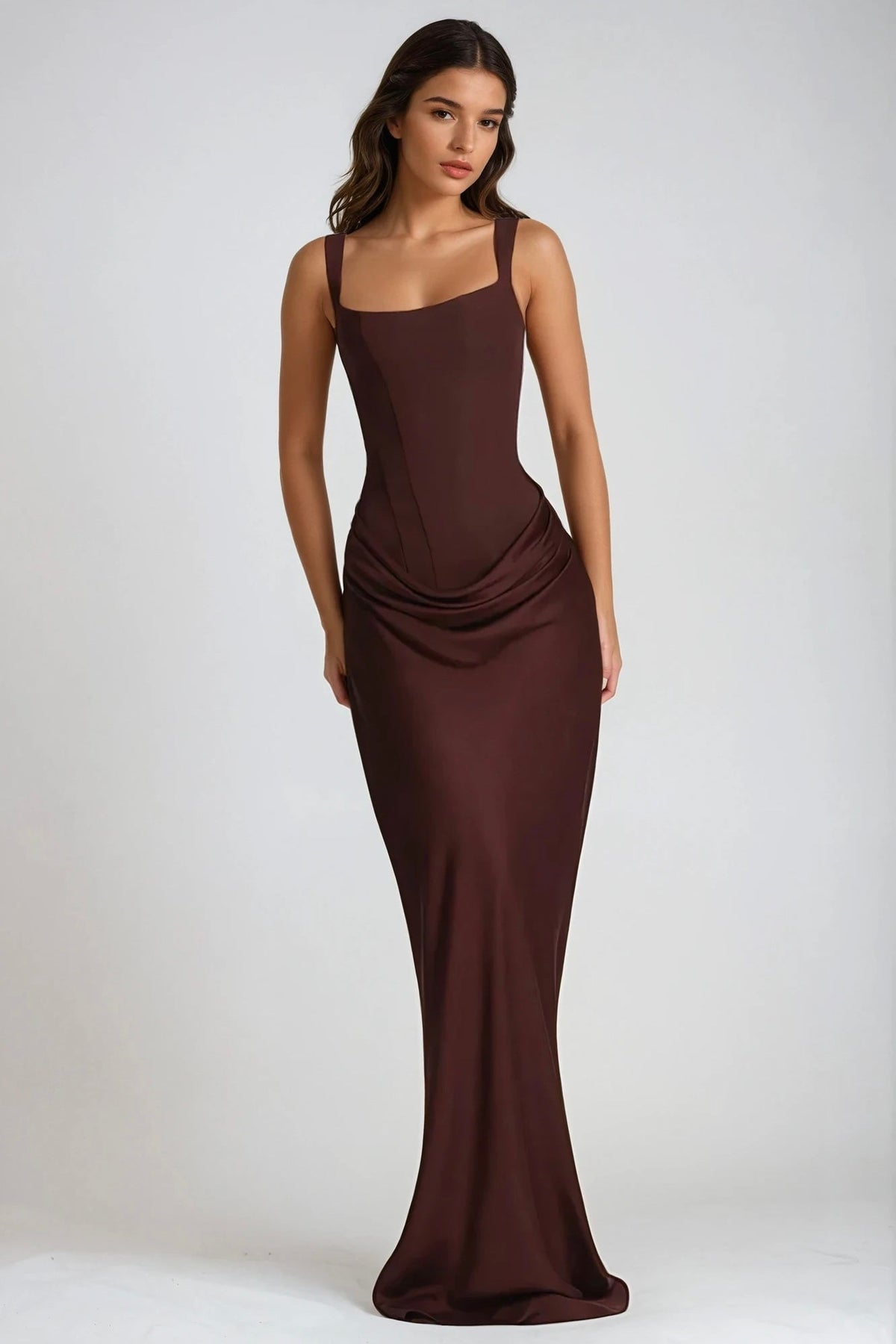 Maxikleid in Dunkelbraun mit eckigem Ausschnitt und glänzender Drapierung an der Hüfte, frontal am Model 5