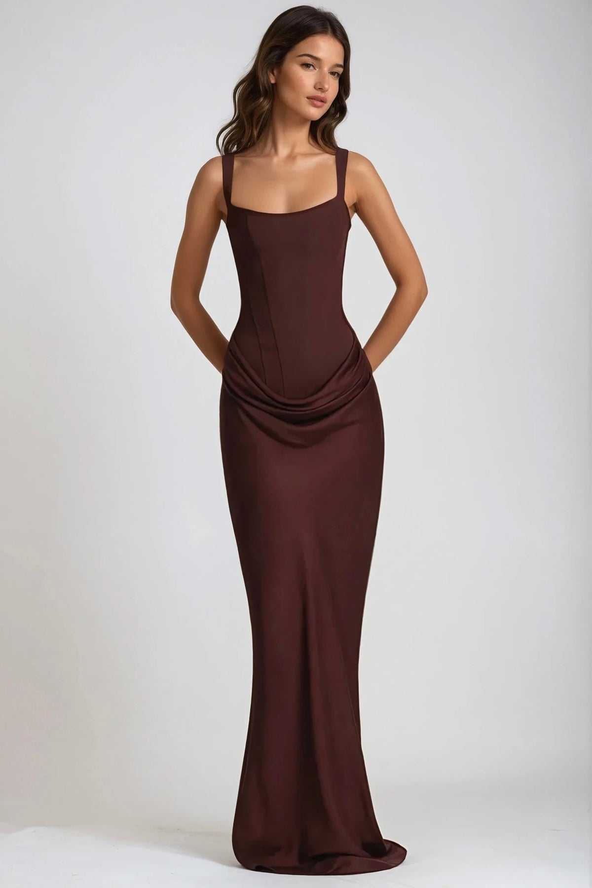 Dunkelbraunes Maxikleid, Model mit hinter dem Rücken verschränkten Händen, schmal fallender Rock mit Hüftraffung 8