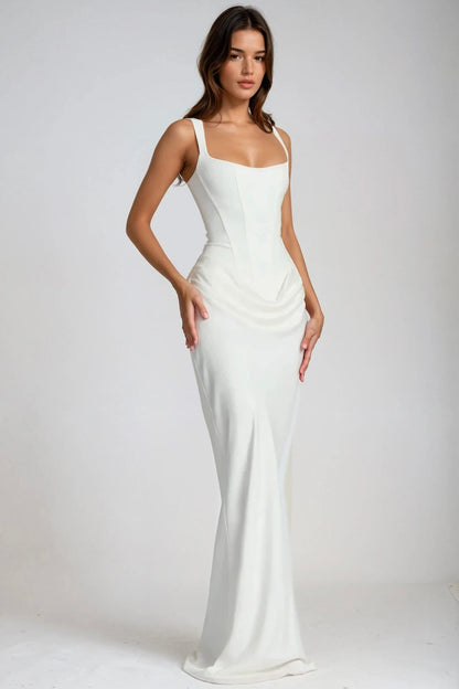 Weißes Maxikleid in leichter Seitenansicht, Model mit Hand an der Hüfte, Raffung und Korsettnähte sichtbar 2