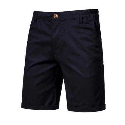 Dunkle marineblaue Shorts in der Vorderansicht mit Knopf am Bund, Seitentasche und umgeschlagenem Saum. 6