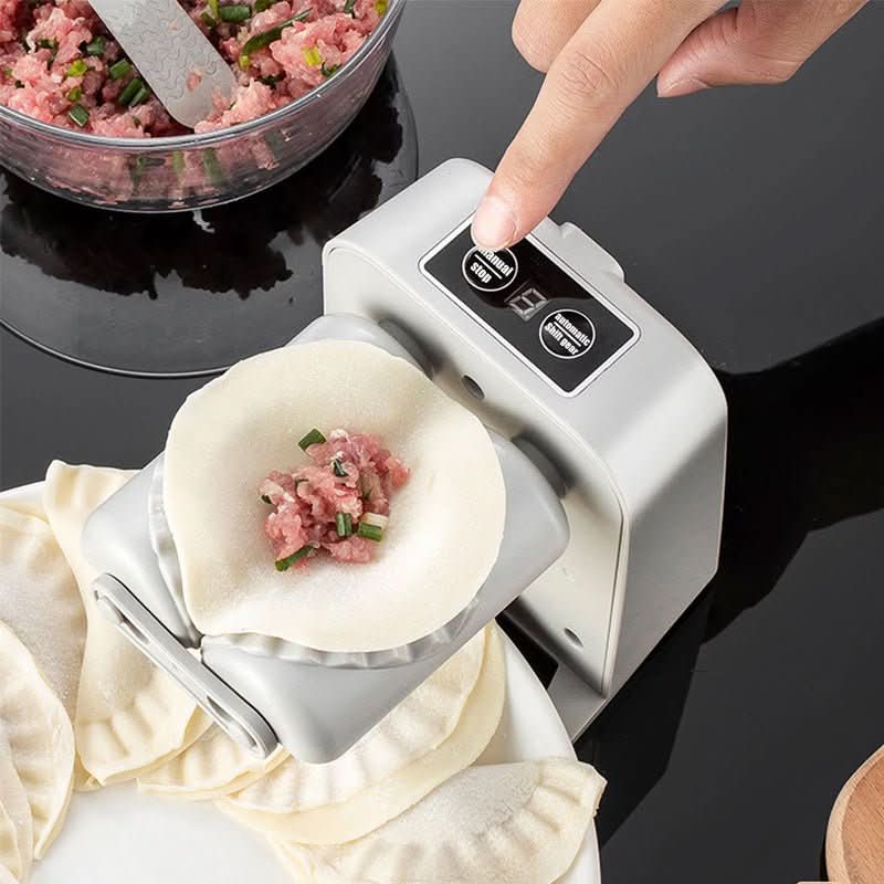 Ravioli-Former aus Kunststoff in Grau mit Starttaste und Füllung, weitere Ansicht